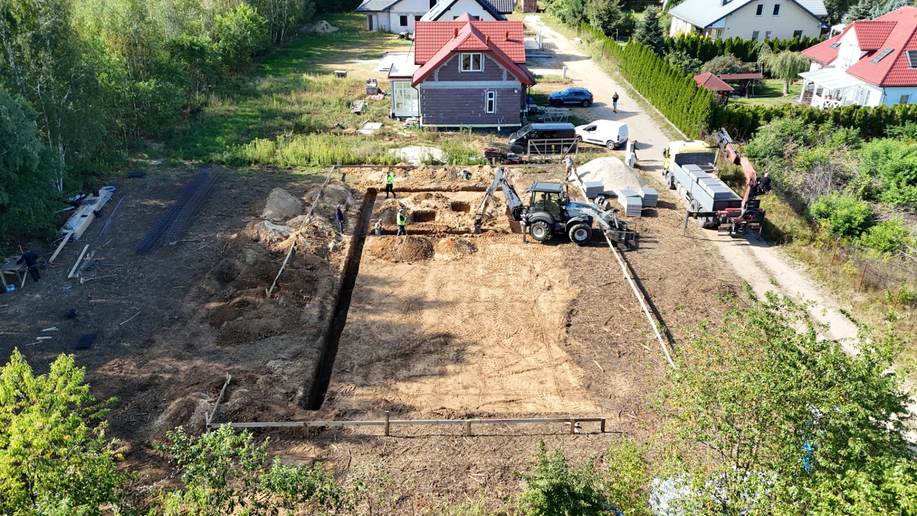 Postęp budowy — wrzesień 2025, przygotowanie ław fundamentowych