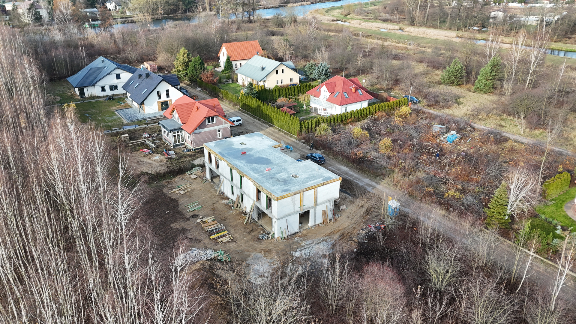 Postęp budowy — listopad 2025, widok z lotu ptaka na inwestycję i okolicę