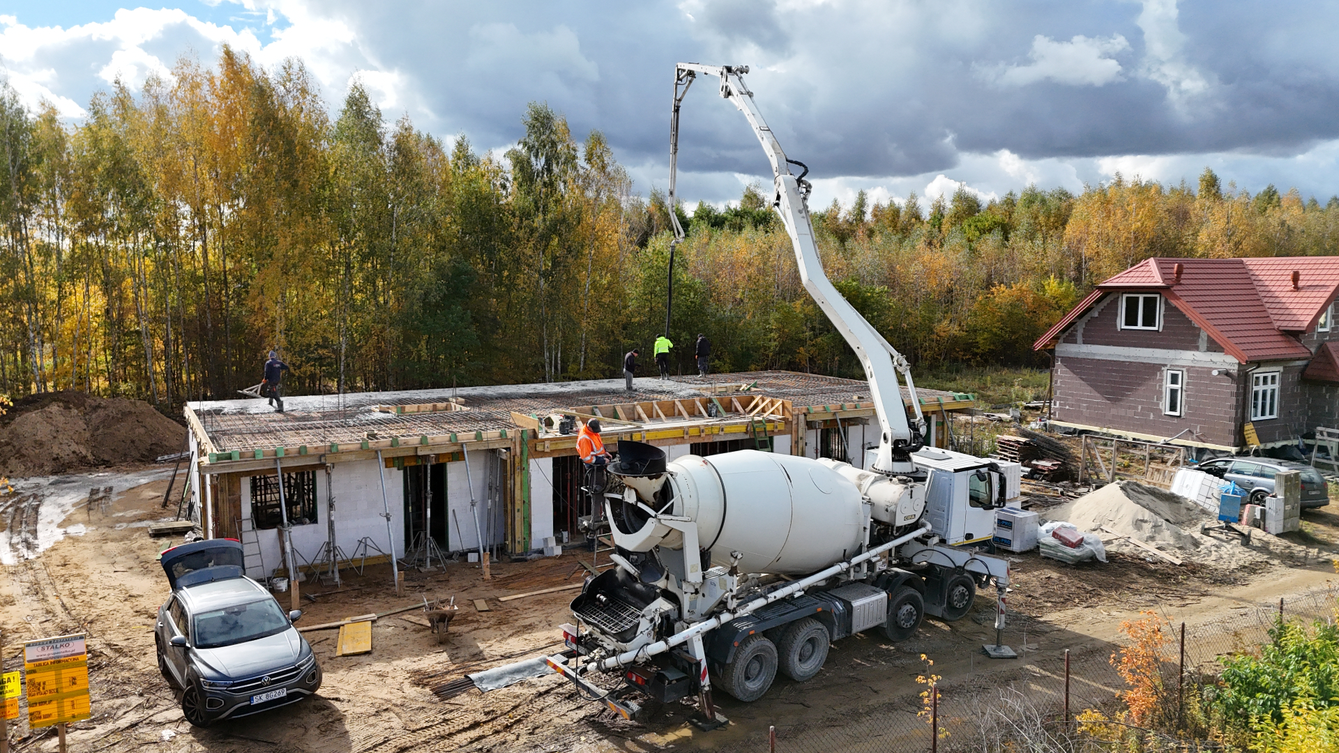 Postęp budowy — październik 2025, zalewanie stropu nad parterem betonem z pompy